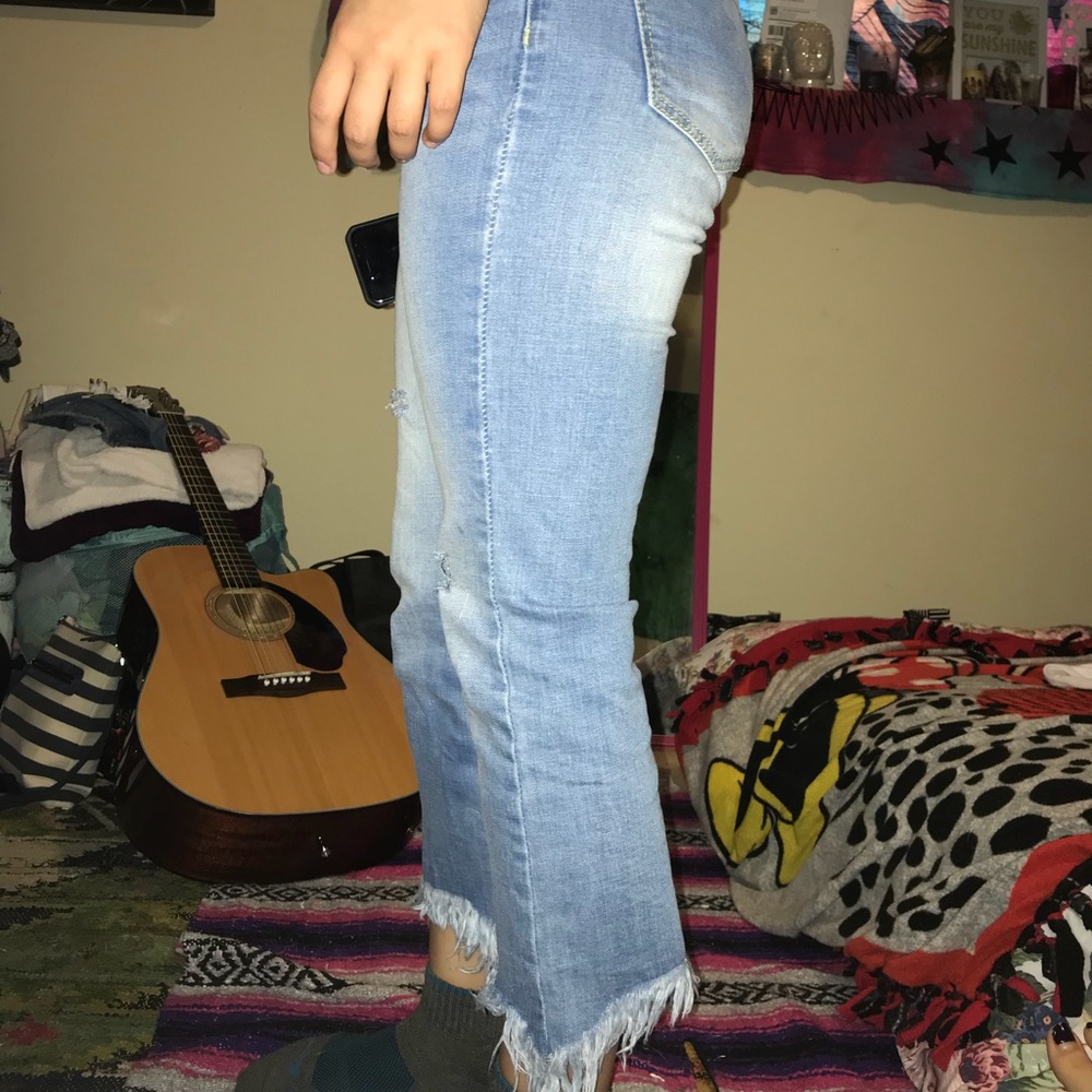 Cropped Distressed Jeans - Picture 3 of 4